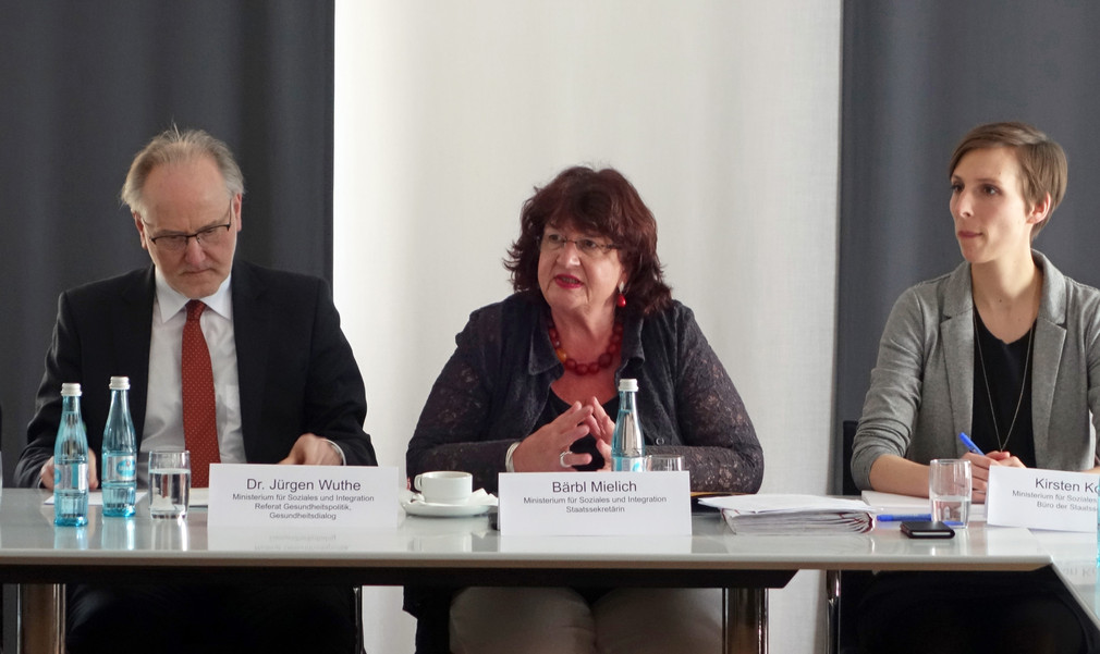Staatssekretärin Bärbl Mielich spricht bei Sitzung des Runden Tisches Hebammen