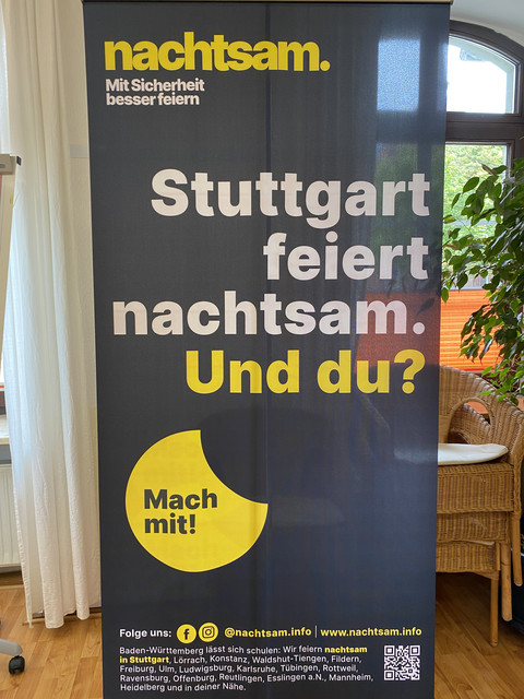 Roll-up der Kampagne „nachtsam. Mit Sicherheit besser feiern“ mit Spruch: Stuttgart feiert nachtsam. Und du? Mach mit.