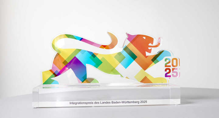 Award in Form eines bunten Löwen in Acryl mit Aufdruck "Integrationspreis des Landes Baden-Württemberg 2025"