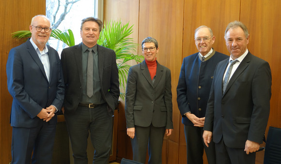 Gruppenfoto mit Karl-Otto Völker (stv. Vorsitzender Landesseniorenrat), Sozial- und Integrationsminister Manne Lucha, Birgit Faigle (Geschäftsführerin Landesseniorenrat), Roland Sing (Vorsitzender des Landesseniorenrates und des Sozialverbandes VdK Baden-Württemberg) und Hans-Josef Hotz ( Landesverbandsgeschäftsführer des VdK)