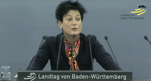 Sozialministerin Katrin Altpeter an Redepult im Landtag