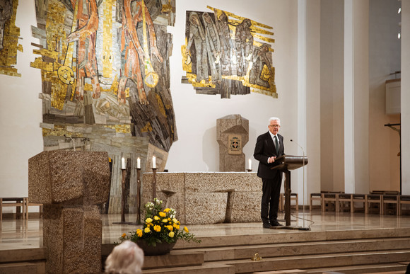 GEDENKEN 75. Jahrestag der Hinrichtung von Staatspräsident Eugen Bolz bei seiner Ansprache in der Domkirche St. Eberhard in Stuttgart (Bild: Staatsministerium Baden-Württemberg)