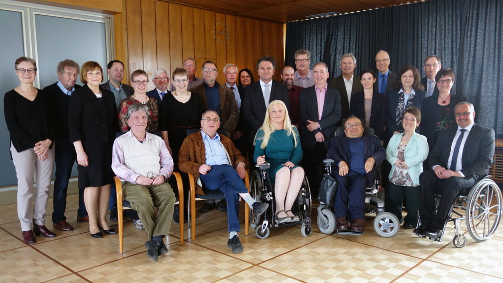 Gruppenfoto des Landes-Behindertenbeirats mit der Landes-Behinderten-Beauftragten Stefanie Aeffner und Minister Manne Lucha
