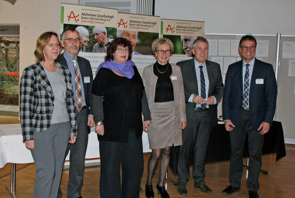 Gruppenfoto: Sabine Fels (Projekt „Demenz und Kommune“), Dr. Andreas Marg (Ministerium für Soziales und Integration Baden-Württemberg), Staatssekretärin Bärbl Mielich, Sylvia Kern (Geschäftsführerin der Alzheimer Gesellschaft), Thaddäus Kunzmann (Demografiebeauftragter des Landes) und Michael Bruder (Bürgermeister Eichstetten) auf der Veranstaltung „Herausforderung Demenz - Aktiv werden in der Kommune“ am 29. November 2017 in Mosbach 