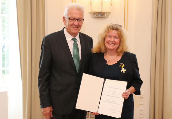 Auszeichnung Verdienstorden des Landes für Barbara Traub Ministerpräsident Winfried Kretschmann (l.) und Barbara Traub (r.)