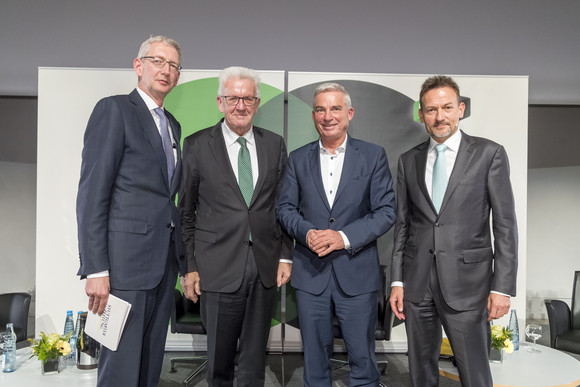ZWISCHENBILANZ Nüchtern betrachtet erfolgreich – Kretschmann und Strobl in Stuttgart v.l.n.r.: Joachim Dorfs, Chefredakteur der Stuttgarter Zeitung, Ministerpräsident Winfried Kretschmann, Innenminister Thomas Strobl und Christoph Reisinger, Chefredakteur der Stuttgarter Nachrichten. (Bild: Staatsministerium Baden-Württemberg)