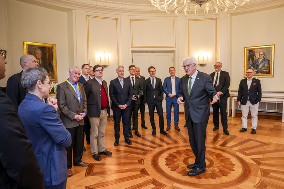 Internationales Kretschmann trifft AmCham Germany Ministerpräsident Winfried Kretschmann (vorne rechts) begrüßt die Gäste.