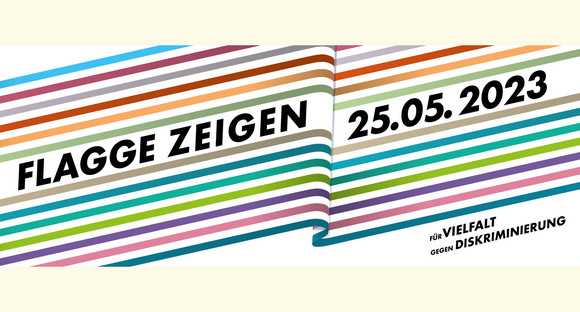 Schrift auf bunten Streifen: Flagge zeigen, für Vielfalt, gegen Diskriminierung, 25. Mai 2023