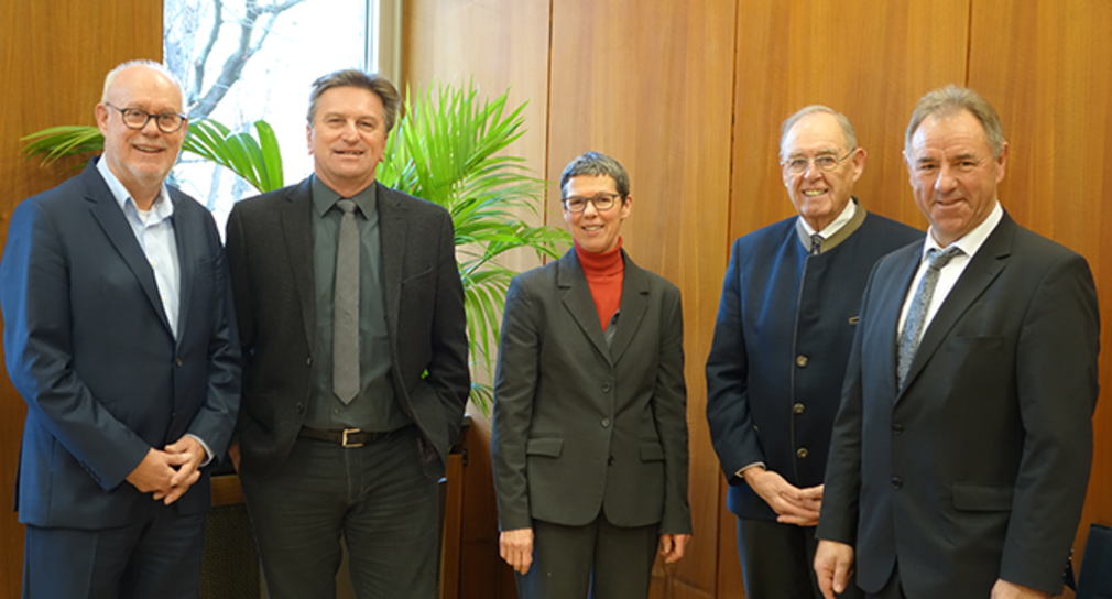 Besuch Minister Lucha im Gespräch mit Landesseniorenrat und VdK Gruppenfoto mit Karl-Otto Völker (stv. Vorsitzender Landesseniorenrat), Sozial- und Integrationsminister Manne Lucha, Birgit Faigle (Geschäftsführerin Landesseniorenrat), Roland Sing (Vorsitzender des Landesseniorenrates und des Sozialverbandes VdK Baden-Württemberg) und Hans-Josef Hotz ( Landesverbandsgeschäftsführer des VdK) (Quelle: Ministerium für Soziales und Integration Baden-Württemberg)