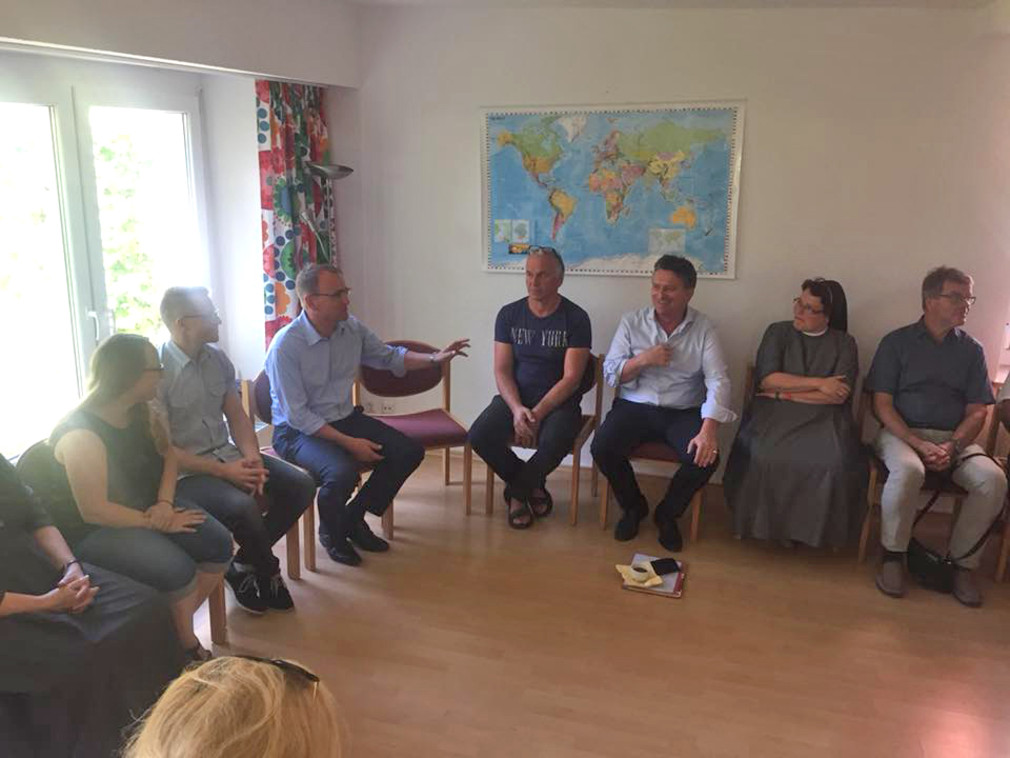 Minister Manne Lucha im Gespräch mit Mitarbeiterinnen und Mitarbeitern des Integrationszentrums der Stadt Weingarten im Kreis Ravensburg