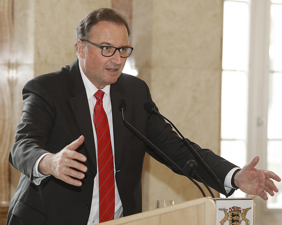 Integration Pakt für Integration mit den Kommunen unterzeichnet Joachim Walter, Präsident des Landkreistags Baden-Württemberg