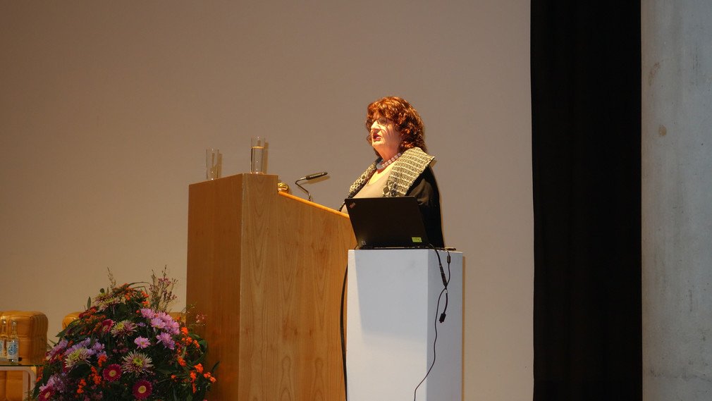 Staatssekretärin Bärbl Mielich spricht vor Publikum