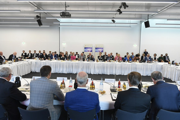 Mobilität Strategiedialog Automobilwirtschaft BW zieht erstes Resümee Blick in den Konferenzraum (© e-mobil BW / Studio KD Busch)