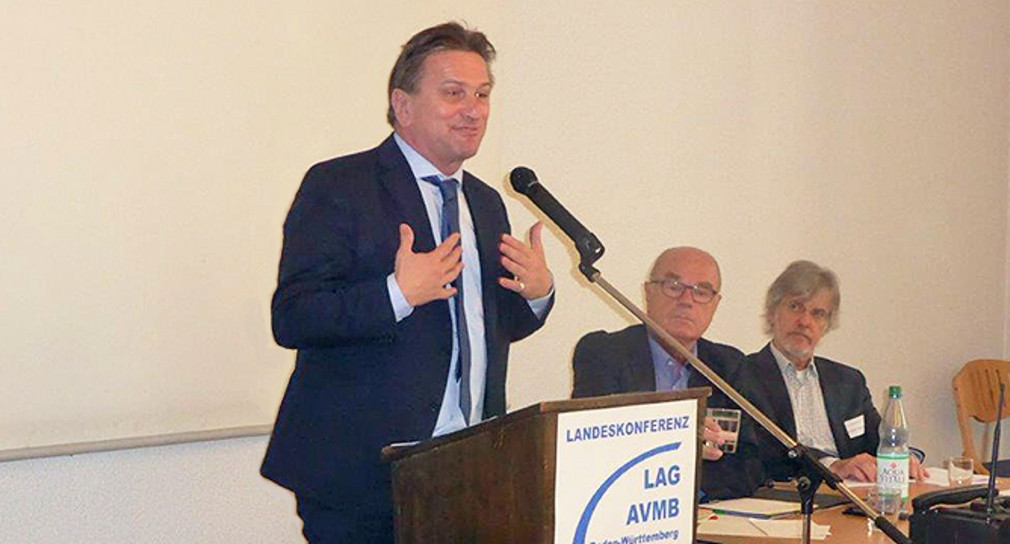 Sozial- und Integrationsminister Manne Lucha an Redepult