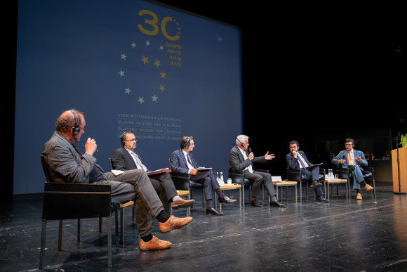 Europa 30 Jahre „Vier Motoren für Europa“ v.l.n.r.: Robert Menasse, Yannick Neuder (Vizepräsident von Auvergne-Rhône-Alpes), Attilio Fontana (Präsident der Lombardei), Ministerpräsident Winfried Kretschamann, Pere Aragonès (Vize-Präsident Kataloniens)