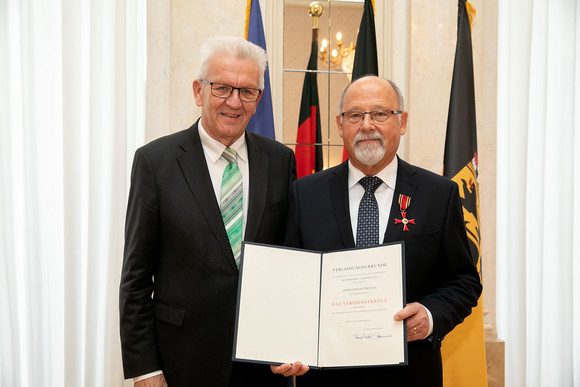 Auszeichnung Kretschmann würdigt besonderes ehrenamtliches Engagement Ministerpräsident Winfried Kretschmann (l.) und Hans-Peter Haas (r.) (Bild: Staatsministerium Baden-Württemberg)