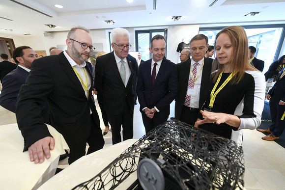 Transformation Treffen des Strategiedialogs Automobilwirtschaft in Brüssel Rundgang durch die Ausstellung