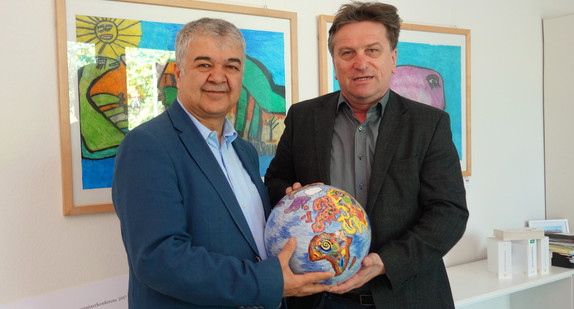 Sozial- und Integrationsminister Manne Lucha und der Bundesvorsitzende der Türkischen Gemeinde Deutschland Gökay Sofuoğlu
