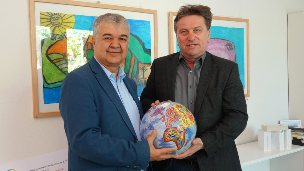 Sozial- und Integrationsminister Manne Lucha und der Bundesvorsitzende der Türkischen Gemeinde Deutschland Gökay Sofuoğlu