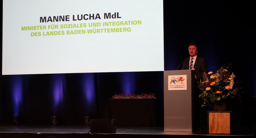 Sozial- und Integrationsminister Manne Lucha spricht auf der Bühne