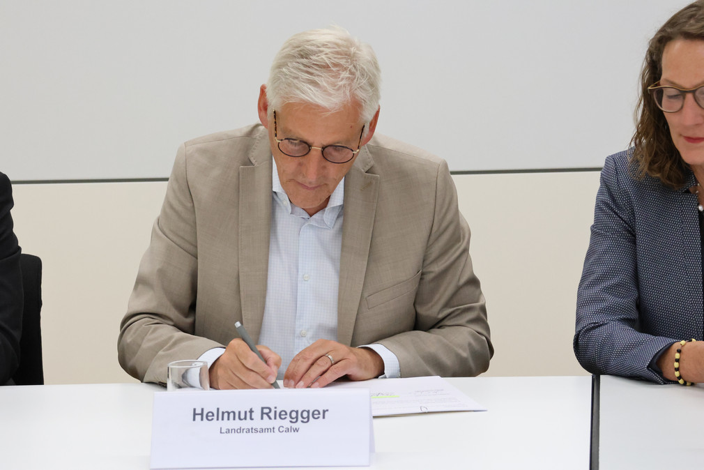 Helmut Riegger (Landrat das Landkreises Calw) unterschreibt die Kooperationsvereinbarung.