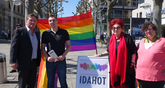 Sozial- und Integrationsminister Manne Lucha, Christoph Michl (CSD Stuttgart), Stadträtin Laura Halding-Hoppenheit und Maike Pfuderer (LAG Queergrün) am Aktionsstand auf der Stuttgarter Königstraße zum Internationalen Tag gegen Homo- und Transphobie