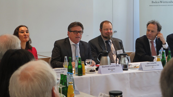 Dialog Erste Sitzung des Runden Tisches der Religionen Sozial- und Integrationsminister Lucha begrüßt Sitzungsteilnehmende