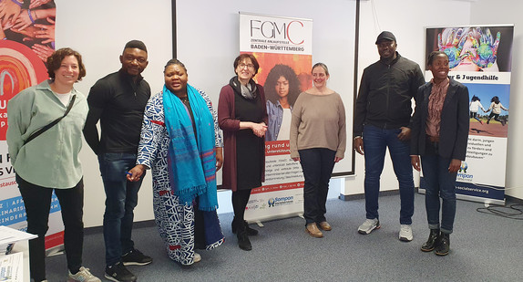 Gruppenfoto: Staatssekretärin Dr. Ute Leidig und Teammitglieder der neu eröffneten Anlaufstelle FGM/C in Göppingen