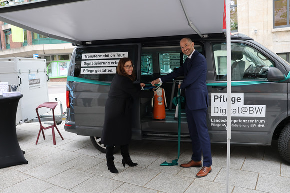 Ministerialdirektorin Leonie Dirks schneidet Einweihungsband an Transfermobil durch.