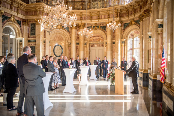 Informationsreise Murawski empfängt Honorarkonsuln aus USA und Kanada Staatsminister Klaus-Peter Murawski (r.) spricht zu den Gästen
