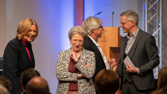 Bürgerbeteiligung Wie Bürgerräte die Demokratie stärken V.l.n.r.: Bundestagspräsidentin Bärbel Bas, Staatsrätin Barbara Bosch und Staatssekretär Rudi Hoogvliet im Gespräch mit Gästen