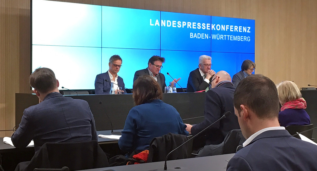 Sozial- und Integrationsminister Manne Lucha und Ministerpräsident Winfried Kretschmann auf der Regierungspressekonferenz