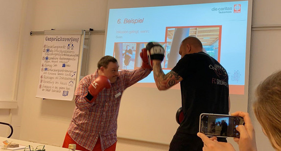 Ein Teilnehmer des Projekts „Freizeit inklusive“ im Main-Tauber-Kreis mit seinem Kickbox-Trainer