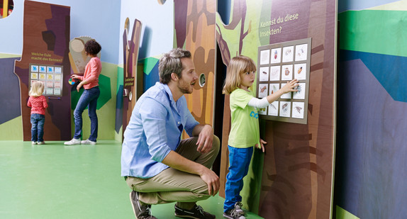 Kinder spielen in Fun Cars in der Ravensburger Kinderwelt Kornwestheim