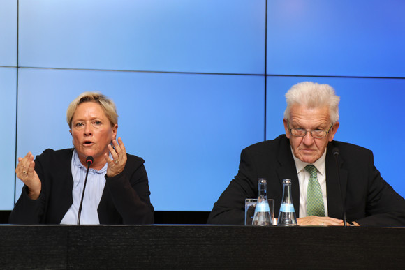 Pressekonferenz Mehr Qualität und Flexibilität in der Oberstufe Ministerpräsident Winfried Kretschmann (r.) und Kultusministerin Susanne Eisenmann (l.)