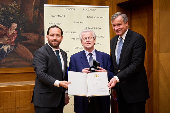 Auszeichnung Staufermedaille an um Europa verdiente Personen Staatssekretär Florian Hassler (l.), Wenzel Philipp (M.) und Dr. Hans-Ulrich Rülke (r.)