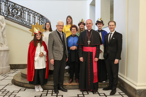 Aktion Dreikönigssingen Kretschmann empfängt Sternsingergruppen Ministerpräsident Winfried Kretschmann und seine Ehefrau Gerlinde, Staatsminister Dr. Florian Stegmann und Weihbischof Dr. Peter Birkhofer mit der Sternsingergruppe der Kirchengemeinde St. Martin, Seelsorgeeinheit Sinzheim-Hügelsheim