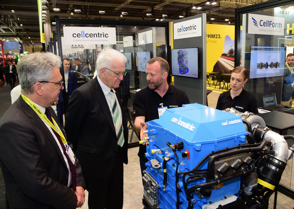 Industrie Kretschmann besucht Hannover Messe Ministerpräsident Winfried Kretschmann (2.v.l.) am Stand der cellcentric GmbH & Co. KG