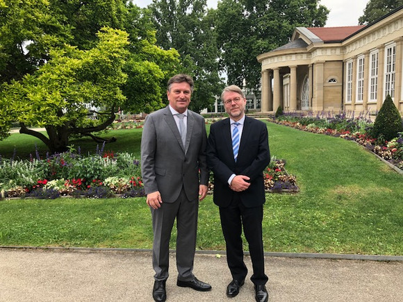 Minister Lucha und BAMF-Präsident Dr. Hans-Eckard Sommer vor dem Kursaal in Bad-Cannstatt, wo die gemeinsame Veranstaltung stattfand.