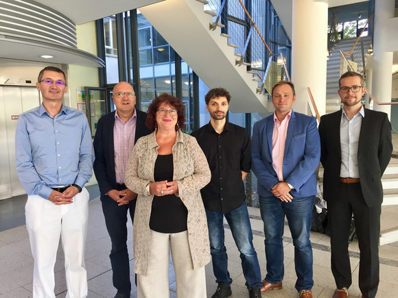 Gruppenfoto in der Uniklinik Freiburg mit Karl Egger (Uniklinik Freiburg), Prof. Dr. Horst Urbach (Uniklinik Freiburg), Bärbl Mielich, Dr. Elias Kellner (Uniklinik Freiburg), Dr. Michael Müller (CEO mbits imaging GmbH), Tobias Cicero (mbits imaging GmbH)