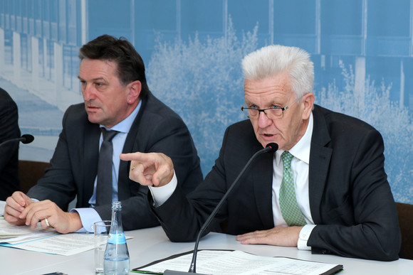 Pressekonferenz Pakt für Integration mit den Kommunen Ministerpräsident Winfried Kretschmann (r.) und Sozial- und Integrationsminister Manne Lucha (l.)