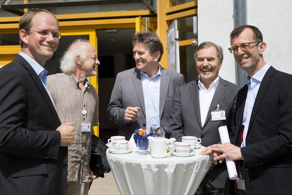 Gruppenfoto mit Prof. Dr. Tobias Renner, Dr. Gottfried Maria Barth, Minister Manne Lucha, Prof. Dr. Michael Bamberg und Dekan Prof. Dr. med. Ingo B. Autenrieth