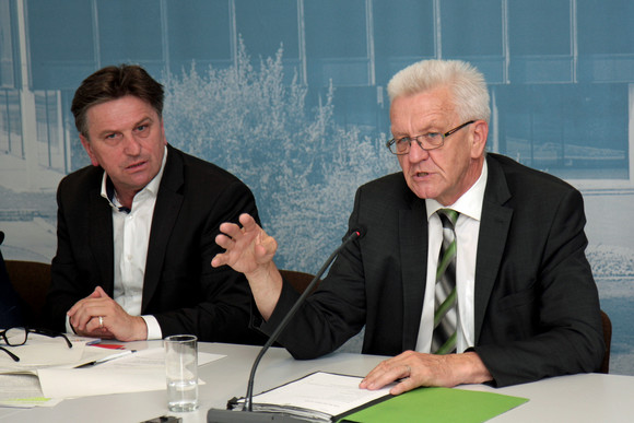 Pressekonferenz Baden-Württemberg - Land des Ehrenamts Ministerpräsident Winfried Kretschmann (r.) und Sozial- und Integrationsminister Manne Lucha (l.)