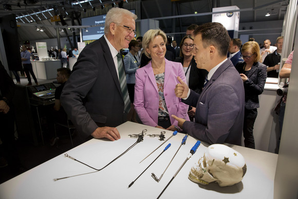 START-UP BW Start-up-Gipfel des Landes Ministerpräsident Winfried Kretschmann (l.) und Ministerin Nicole Hoffmeister-Kraut (M.)
