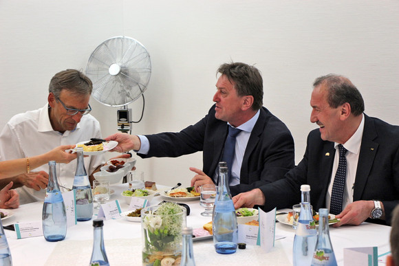 Bürgermeister Werner Wölfle (Stadt Stuttgart), Minister Manne Lucha und Yavuz Kazanç (Vorsitzender Landesverband der Islamischen Kulturzentren Baden-Württemberg) beim Abendessen