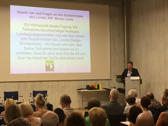 Vortrag/Gespräch Tagung der Sozialpsychia-trischen Dienste Bayerns und Baden-Württembergs Sozial- und Integrationsminister Manne Lucha hält einen Vortrag vor Publikum