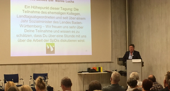 Sozial- und Integrationsminister Manne Lucha hält einen Vortrag vor Publikum