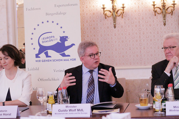 Europa Expertenforum zum Europadialog nimmt Arbeit auf v.l.n.r.: Moderatorin Dr. Sabine Horst, Europaminister Guido Wolf und Ministerpräsident Winfried Kretschmann