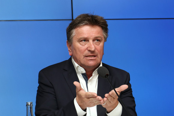 Pressekonferenz Masterplan Jugend und Versorgung psychisch kranker Menschen Sozial- und Integrationsminister Manne Lucha