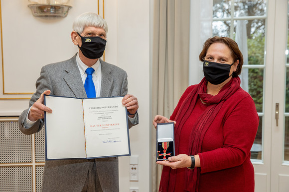 AUSZEICHNUNG Bundesverdienstkreuz für Gert Weisskirchen Staatsministerin Schopper (r.) überreicht Prof. Gert Weisskirchen (l.) den Verdienstorden der Bunderepublik